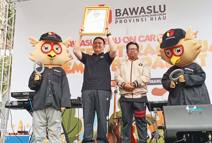 Kapolda Riau Irjen Pol Mohammad Iqbal menerima piagam penghargaan dari Bawaslu Riau, Ahad (11/2/2024).