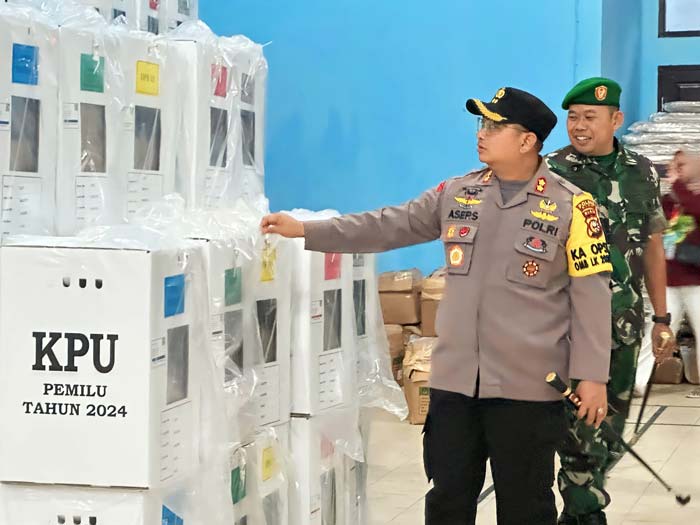 Kapolres Siak AKBP Asep Sujarwadi bersama&nbsp;Dandim 0322/Siak Letkol Riyanto Budi Nugroho meninjau gudang logistik PPPK di Kandis, Jumat (9/2/2024).