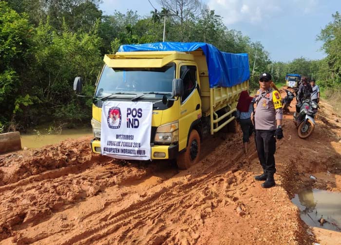 Mobil truk pengangkut logistik Pemilu 2024 tujuan PPK Batang Peranap terpuruk di Jalan Elak dan harus dievakuasi menggunakan alat berat, Sabtu (10/2/2024).