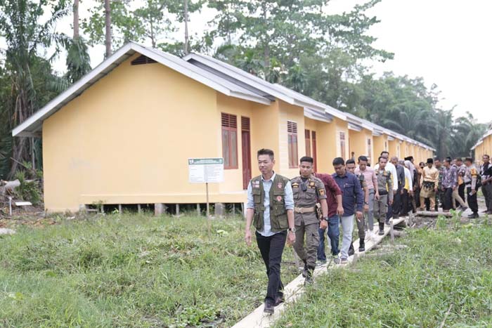 Bupati Rohil Afrizal Sintong MSi bersama sejumlah tokoh dan warga meninjau kondisi rumah yang dibangun untuk warga terdampak abrasi di Kecamatan Rimba Melintang, Rohil, Sabtu (10/2/2024).