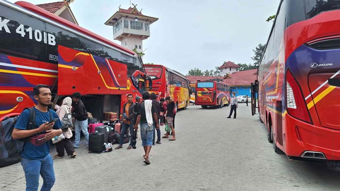 Suasana aktivitas penumpang di Terminal Bandar Raya Payung Sekaki (BRPS) Pekanbaru, Ahad (11/2/2024).