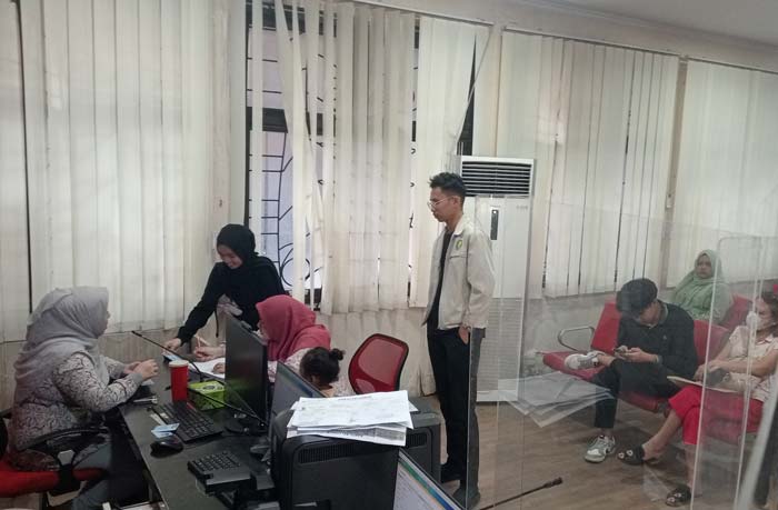Masyarakat Kota Pekanbaru mengantre saat pengambilan KTP-el di Kantor Disdukcapil Pekanbaru yang membuka layanan akhir pekan, Ahad (11/2/2024).