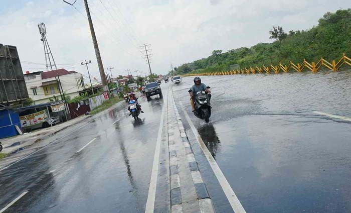Kondisi Jalan Paus, Kecamatan Rumbai yang digenangi air, beberapa hari lalu.  Warga sekitar berharap pemerintah membuat u-turn untuk bisa mengurai kemacetan yang kerap terjadi.