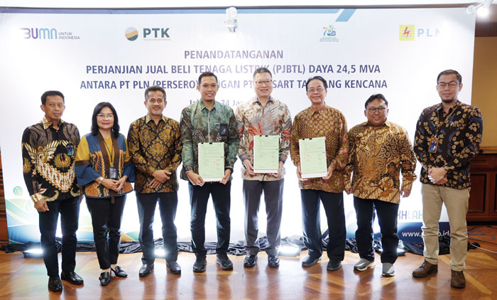 Jajaran manajemen foto bersama setelah penandatanganan Perjanjian Jual Beli Tenaga Listrik antara PLN dengan PT PTK di Jakarta, Rabu (24/1/2024).