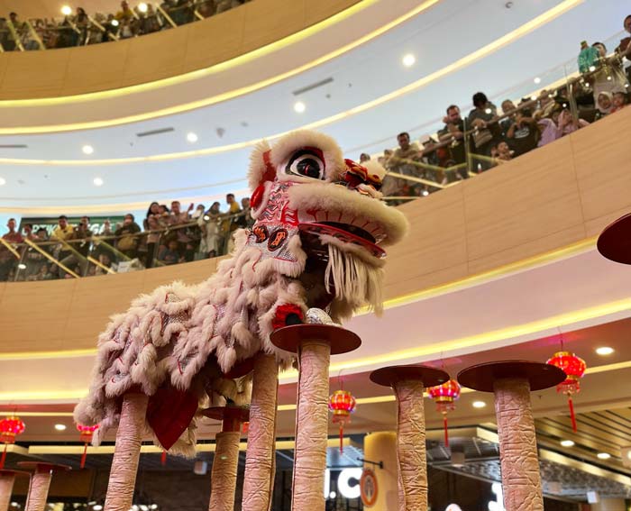 Atraksi Barongsai Patok di Living World Pekanbaru memukau ribuan pengunjung, Ahad (11/2/2024).