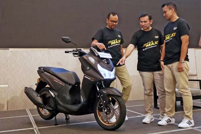 Dari kiri, General Manager Service PT Surya Timur Sakti Jatim Ilham Wahyudi, GM Sales & Marketing Harry dan Asst GM Marketing Yamaha Mfg Antonius Widiantor foto bersama Yamaha Lexi terbaru.