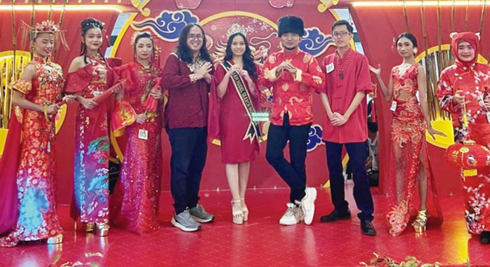 Peserta dan juri lomba fashion show Imlek Mal SKA Pekanbaru berfoto bersama usai kegiatan, Ahad (11/2/2024).