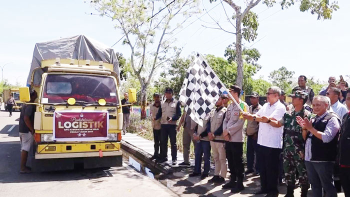 Asisten I Setdakab Rohil Drs H Ferry H Parya didampingi Kapolres Rohil AKBP Andrian Pramudianto SH SIK MSI melepas secara resmi kegiatan distribusi logistik pemilu dari GOR Batu Enam ke tingkat kecama