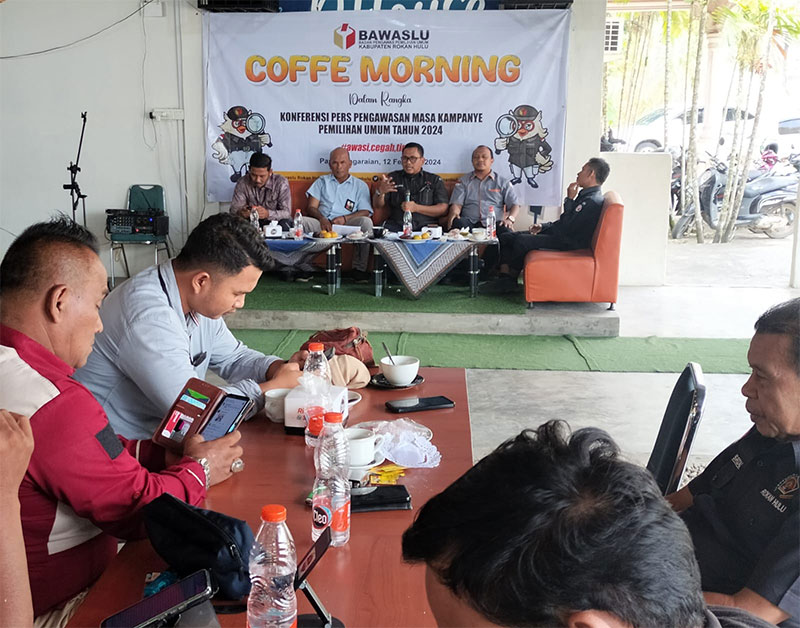 Ketua Bawaslu Rohul Fajrul Islami didampingi Komisioner Bawaslu memberikan penjelasan terkait pelaksanaan tugas pengawasan pada tahapan Pemilu dalam acara Coffe Morning dengan puluhan wartawan.