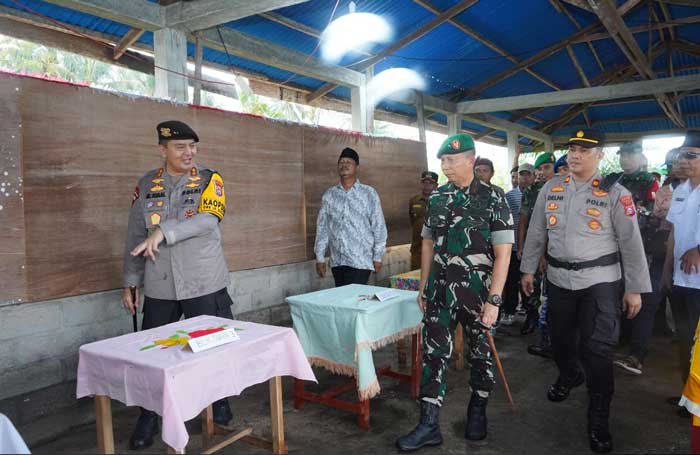 Kapolda Riau Irjen Pol Mohammad Iqbal bersama Danrem 031/WB Brigjen TNI Dany Rakca meninjau salah satu TPS yang ada di Pulau Burung, Kabupaten Inhil, Senin (12/2/2024).