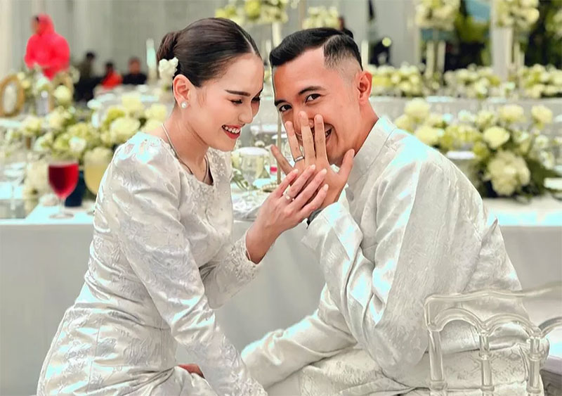 Artis Ayu Ting Ting dan Lettu Muhammad Fardhana kompak mengunggah momen lamaran mereka di Instagram.