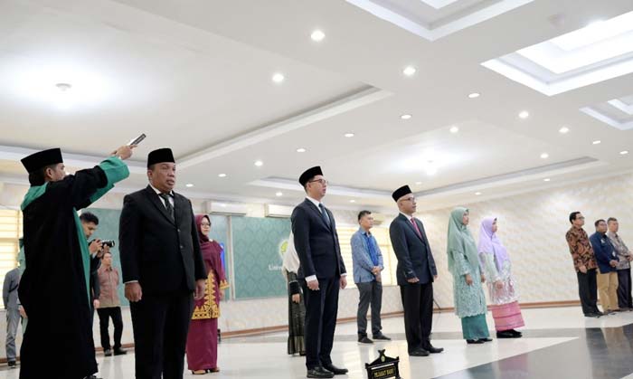 Rektor Universitas Riau (Unri) Prof Dr Sri Indarti melantik dan mengambil sumpah pejabat di lingkungan Unri, bertempat di ruang Siak Sri Indrapura, Gedung Rektorat Unri, Senin (12/2/2024).
