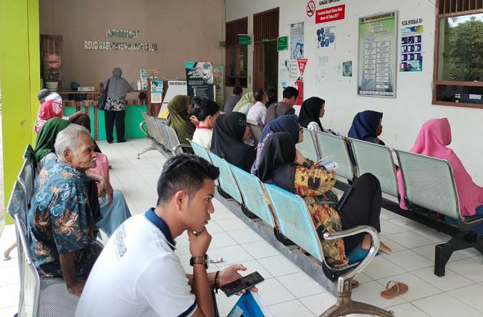 Para pasien saat berada di RSUD Rokan Hulu untuk berobat di pelayanan Poli Klinik, Senin (12/2/2024).