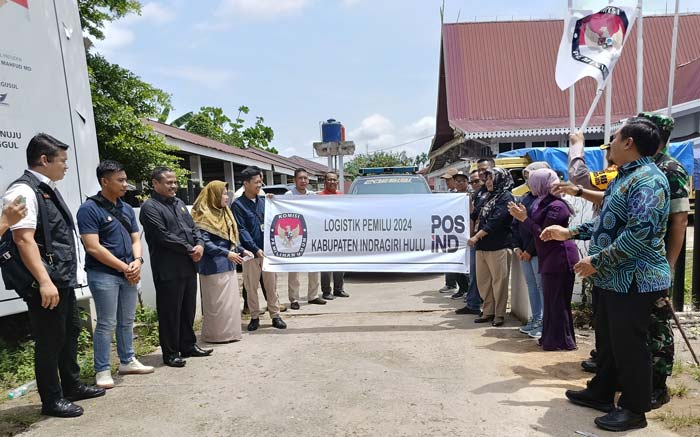 Ketua KPU Inhu Yenni Mairida SE MM bersama forkopimda melepas pengiriman logistik Pemilu, Sabtu (10/2/2024).