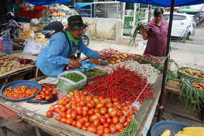 Pedagang menyusun dagangannya di pasar Jalan Teratai, Senin (12/2/2024).