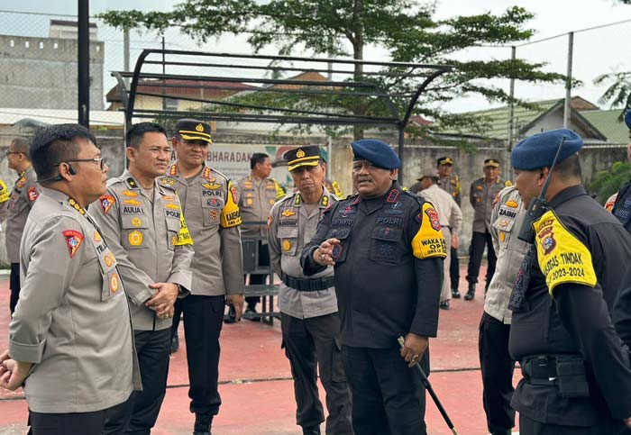 Dansat Brimobda Riau Kombes Pol Dwi Yanto (dua kanan) saat memaparkan kesiapan pasukan Power On Hand Kapolda kepada&nbsp;Karo Bin Ops Mabes Polri Brigjen Pol Auliyansyah Lubis (dua kiri) di Mapolda Riau.