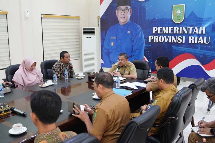 Gubri H Edy Natar Nasution saat menerima perwakilan guru PPPK di kediamannya, Senin (12/2/2024).