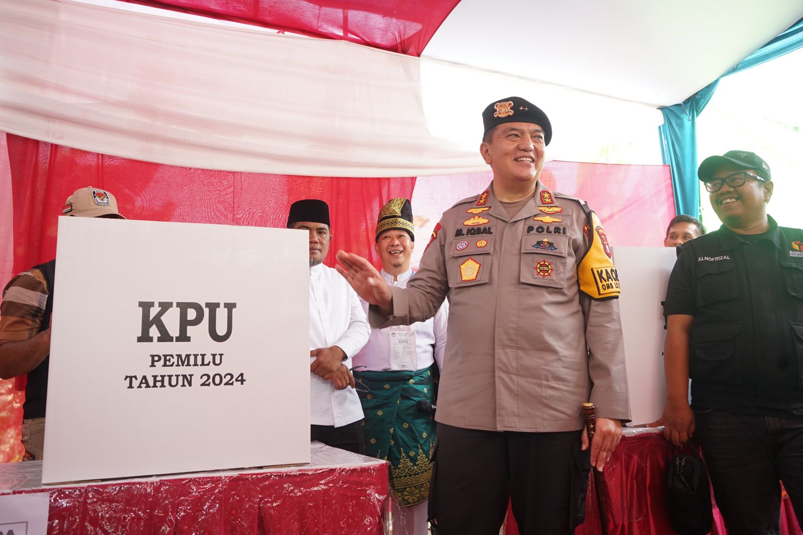 Kapolda Riau Irjen Pol Mohammad Iqbal saat mengecek salah satu TPS, Selasa (13/2/2024).