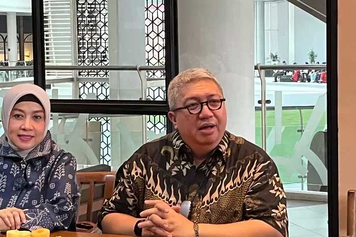 Ketua Umum Asosiasi Pengusaha Ritel Indonesia (Aprindo) Roy Nicholas Mandey (tengah) dalam konferensi pers di Epicentrum Walk Mall, Jakarta Selatan, Rabu (15/11). (Nurul Fitriana/JawaPos.com)