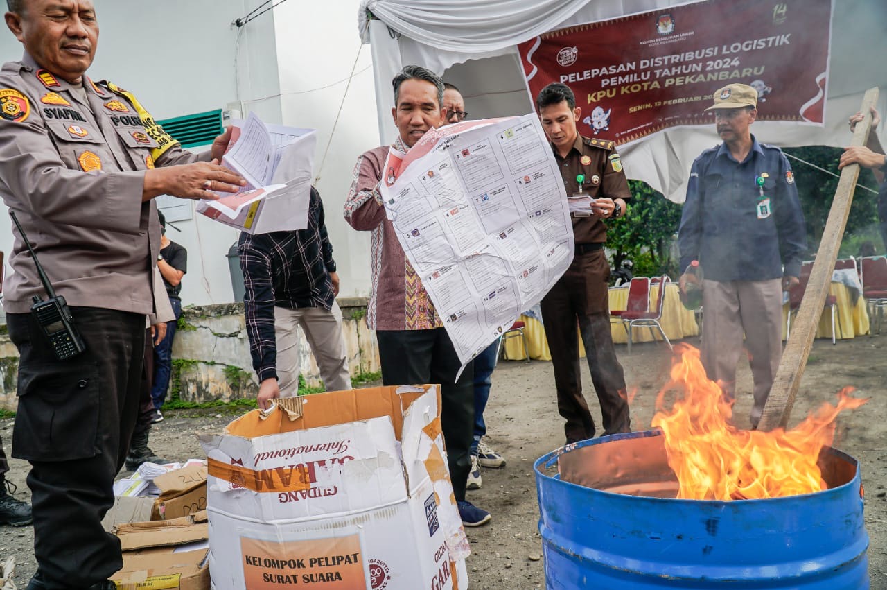 KPU, bersama Bawaslu, Kejari Pekanbaru, dan pihak Kepolisian melakukan pemusnahan surat suara pemilu 2024 yang rusak dan berlebih, Selasa (13/2/2024).