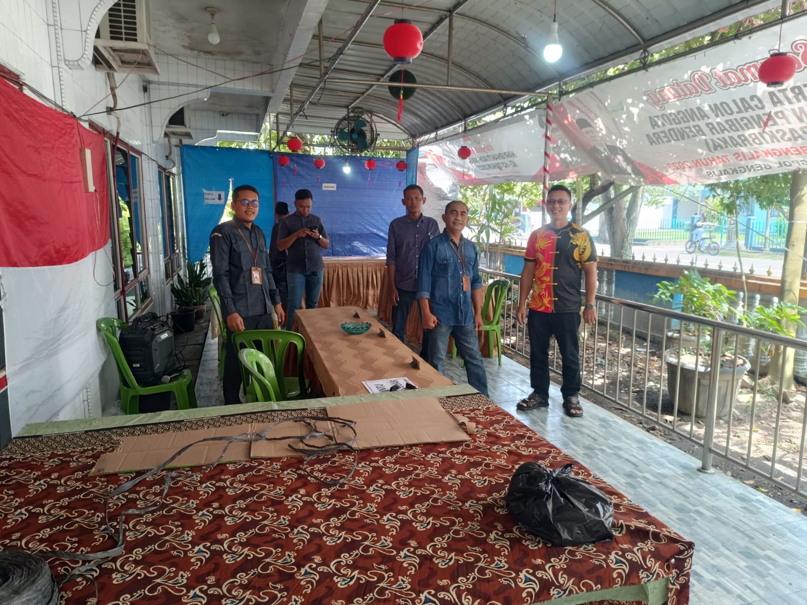 Petugas Bawaslu Bengkalis melakukan pengecekan lokasi TPS 02 Desa Sebauk, Kecamatan Bengkalis, Selasa (23/2/2024).