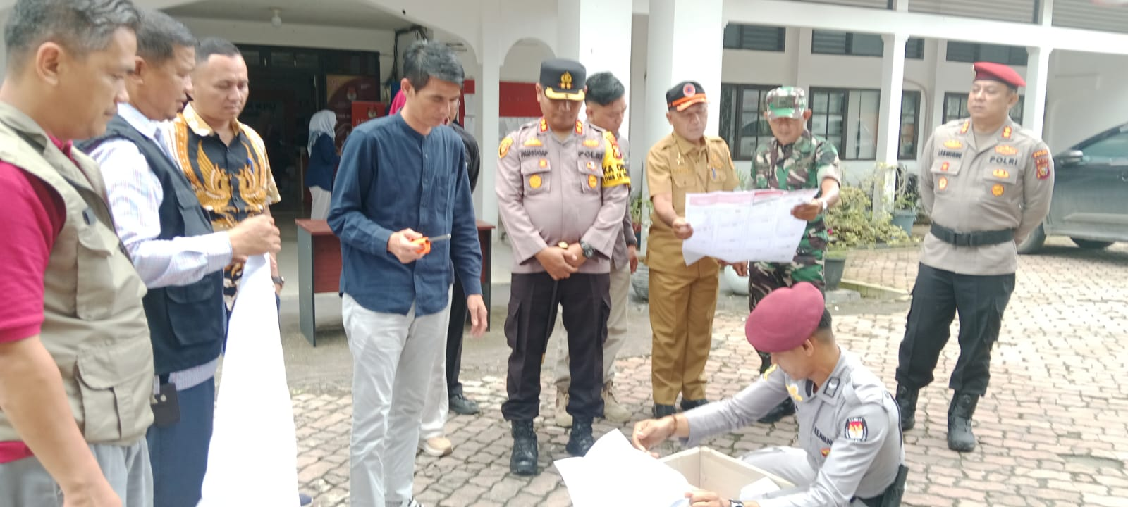 Ketua KPU Kuansing, Irwan Yuhendi bersama Sekda H Dedy Sambudi, Kapolres AKBP Pangucap Priyo Soegito, Ketua Bawaslu Mardius Adi Saputra SH MH dan undangan melakukan pemusnahan surat suara berlebih, Se