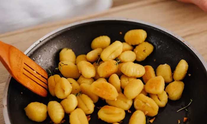 Kentang adalah bahan makanan yang serbaguna dan mudah diolah menjadi berbagai macam masakan. (sumber: pexels/Karolina Grabowska)