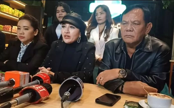 Jumpa pers Indah Sari terkait perseteruan dengan Dewi Perssik.