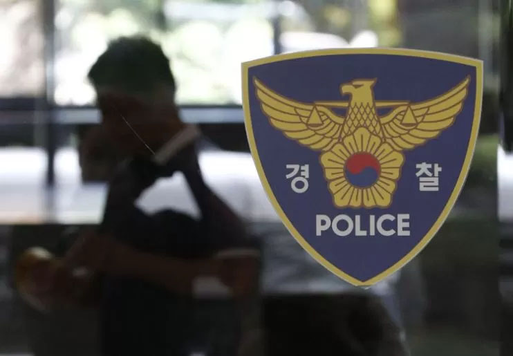 Seorang pria Korea yang diduga menyekap pacarnya di dalam rumahnya tengah diperiksa polisi.