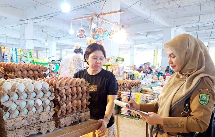 Tim Disperindag Inhu melakukan pemantauan harga sejumlah komoditi di pasar rakyat Kota Rengat, Inhu, Selasa (13/2/2024). Dari hasil pantauan diketahui sejumlah bahan pokok mengalami kenaikan harga.