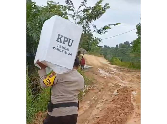 Tangkapan layar video petugas pengamanan dan KPPS Pemilu 2024 Kelurahan Tuah Negeri, Kecamatan Tenayan Raya memikul logistik pemilu karena jalan tidak bisa dilewati kendaraan bermotor, Selasa (13/2).