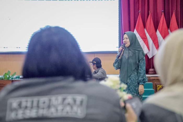 Ketua Tim Penggerak PKK Kota Dumai Leni Ramaini memberikan arahan pada pertemuan evaluasi penguatan tupoksi tenaga kesehatan dalam upaya menurunkan angka kematian ibu dan  bayi, Dumai, Selasa (13/2)