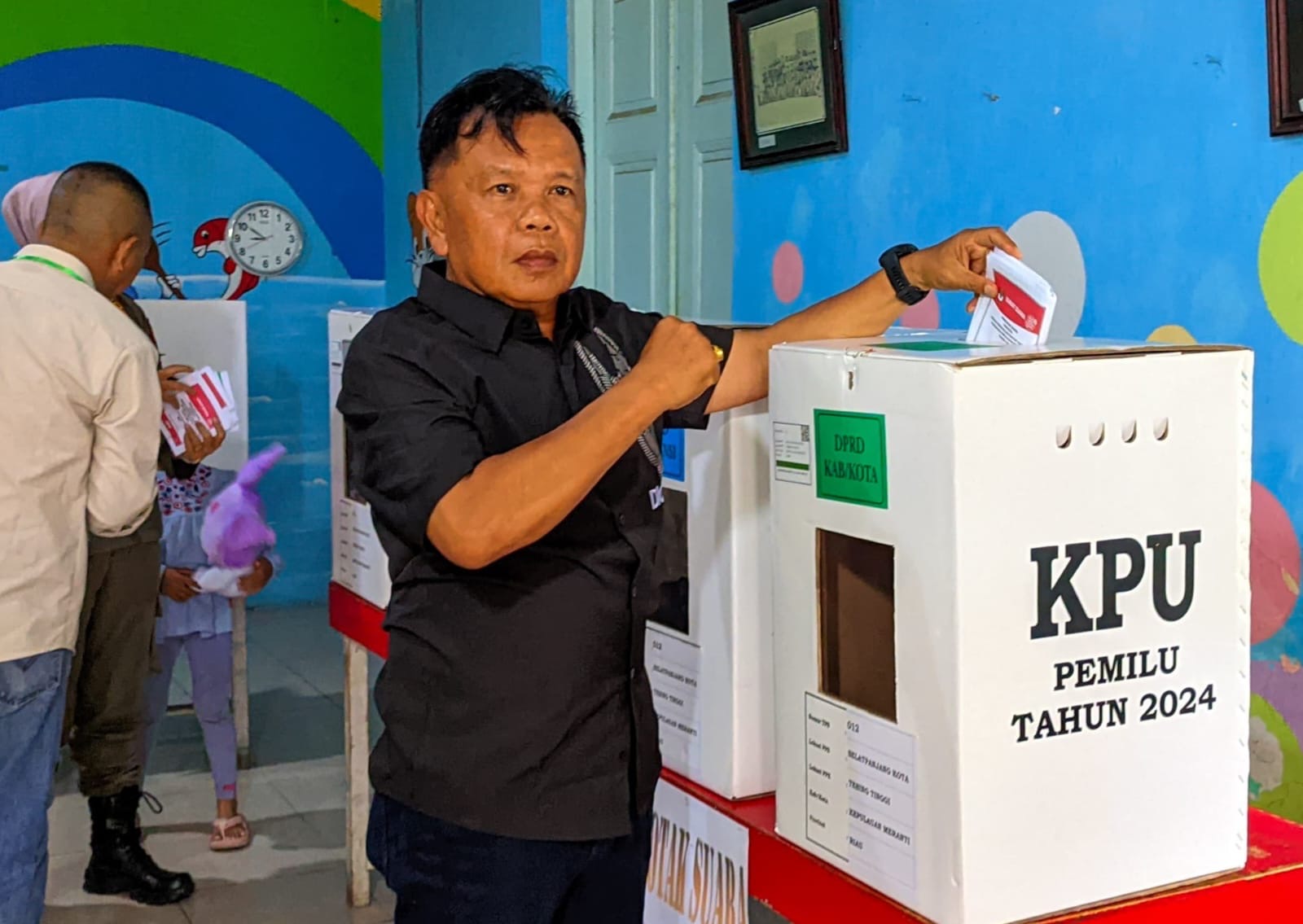 Plt Bupati Kepulauan Meranti, AKBP (Purn) H Asmar ketika menunaikan hak pilihnya di TPS 12 Selatpanjang Kota, Jalan Merdeka Selatpanjang, Rabu (14/2/2024).