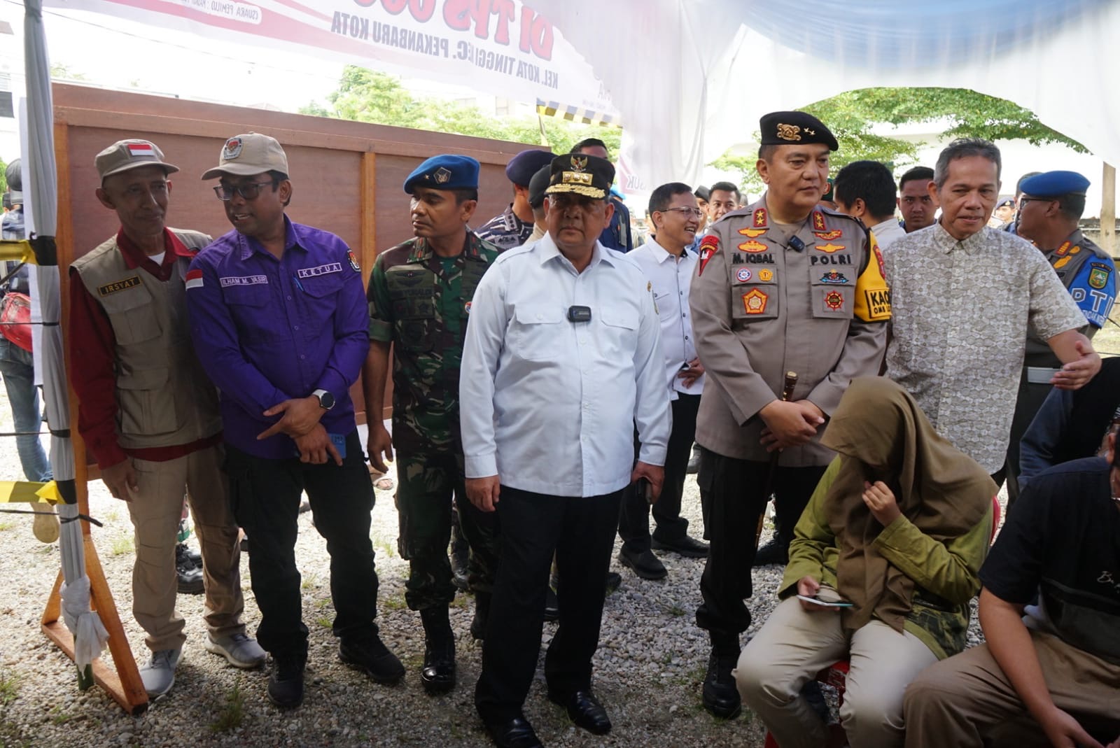 Gubernur Riau Edy Natar Nasution bersama dengan forum komunikasi pimpinan daerah di Riau, meninjau beberapa Tempat Pemungutan Suara (TPS) yang ada di Kota Pekanbaru.