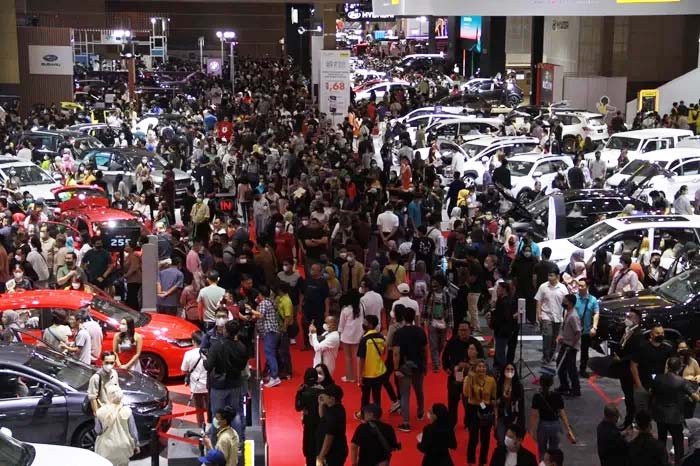 Pengunjung memadati pelataran pameran otomotif IIMS 2023 lalu. Pagelaran otomotif IIMS 2024 segera dibuka besok, Kamis (15/2/2024).