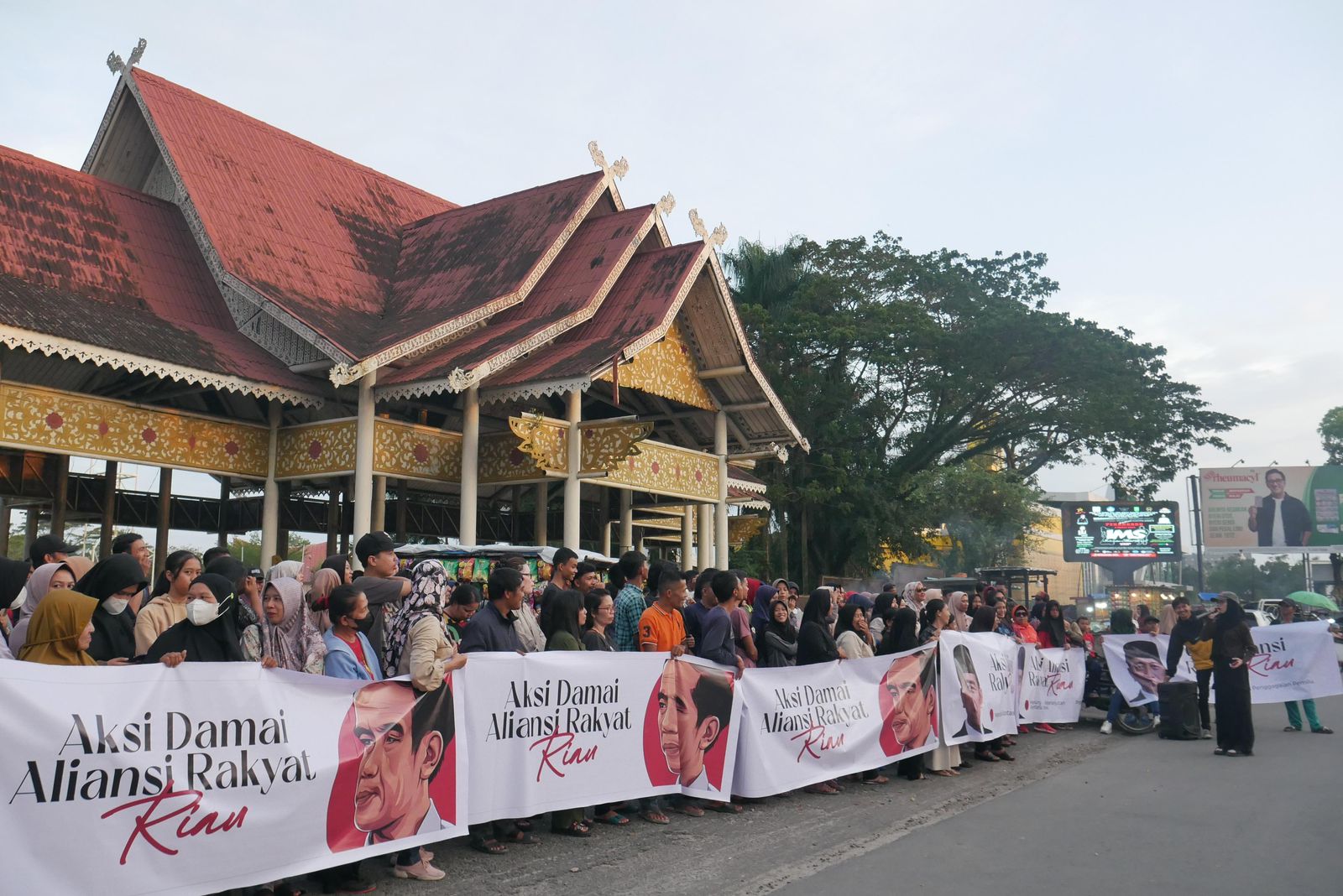 Massa ARR saat menyampaikan orasi tolak sabotase Pemilu, aksi dilaksanakan di Jalan Sudirman, Pekanbaru, Selasa (13/2/2024).