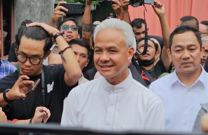 Calon presiden (capres) nomor urut 3 Ganjar Pranowo usai menggunakan hak suaranya di TPS 011, Lempongsari, Gajah Mungkur, Semarang, Jawa Tengah, Rabu (14/2).