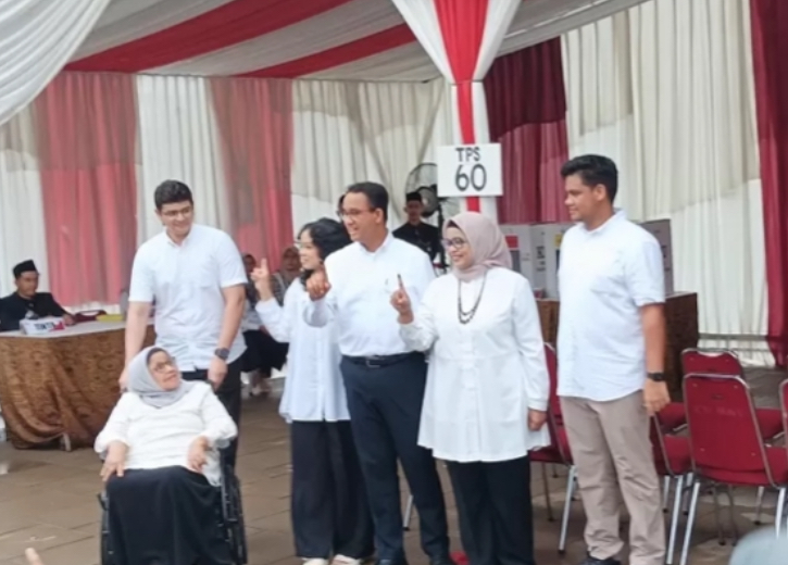 Calon presiden nomor urut 1 Anies Baswedan melakukan pencoblosan di TPS 60, Lebak Bulus, Jakarta Selatan, Rabu (14/2) pagi bersama keluarga.