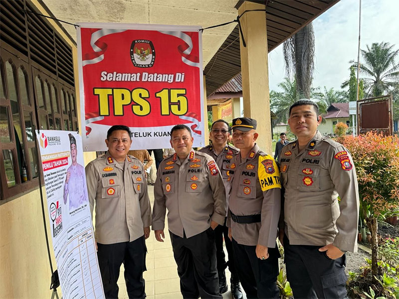 Dirkrimsus Polda Riau Kombes Pol Nasriadi (dua kiri) saat meninjau pelaksanaan Pemilu di TPS 15, Telukkuantan, Kabupaten Kuansing, Rabu (14/2/2024).