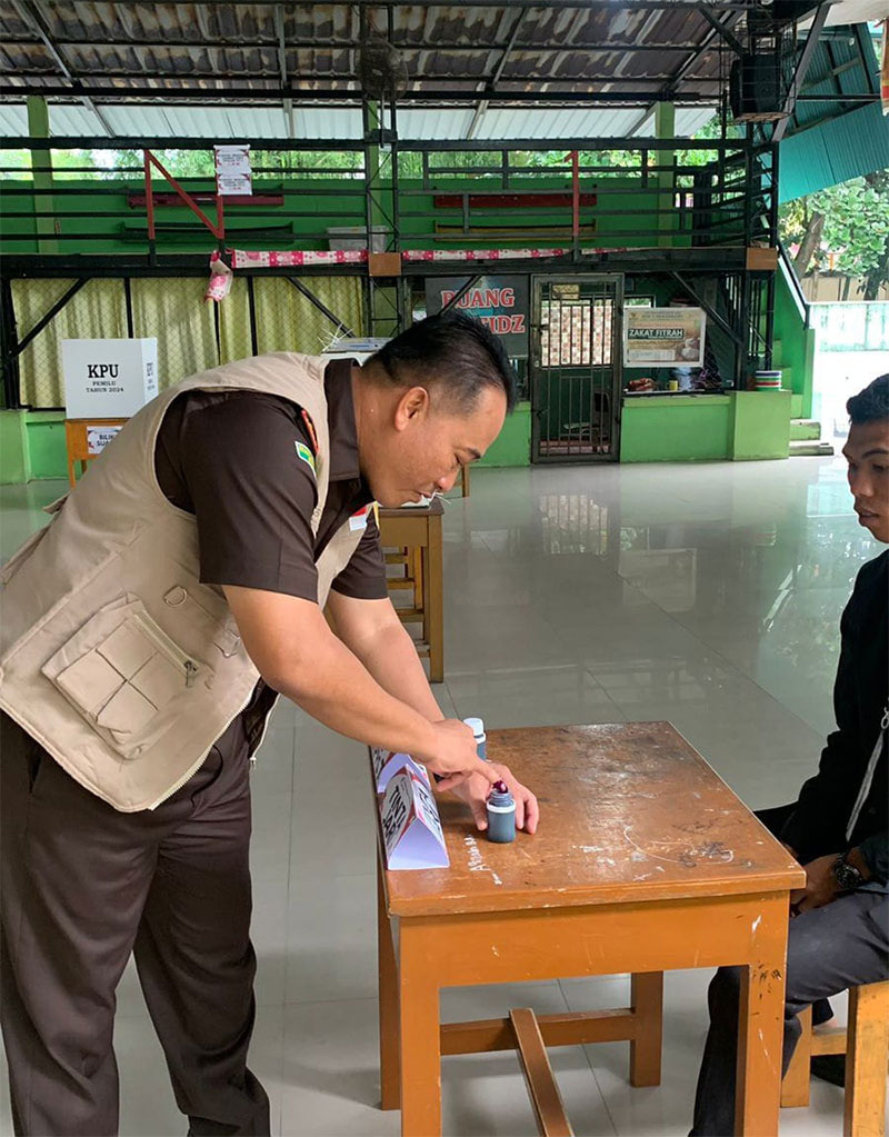 Kajari Pekanbaru Asep Sontani Sunarya menyalurkan hak pilihnya di TPS 04 dekat rumah dinasnya di Jalan Sumatera,