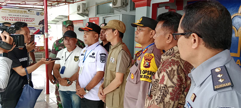 Kalapas Telukkuantan, Bejo AMd SH MH mendampingi Forkompinda Kuansing saat melakukan peninjauan ke Lapas Telukkuantan, Rabu (14/2/2024).