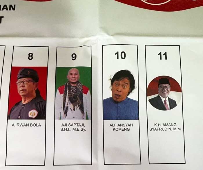 Surat suara menampilkan foto Komeng (dua dari Kanan) yang bergaya nyeleneh di surat suara (X/Bandung Fess)