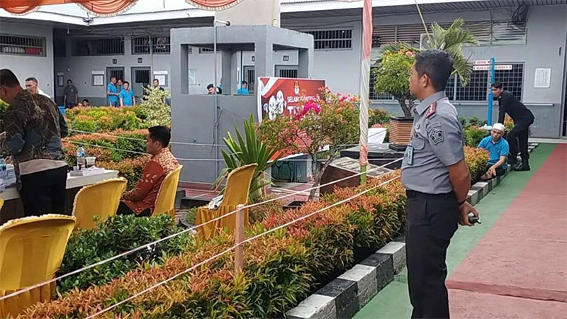 Kalapas Bengkalis Muhammad Lukman memantau pencoblosan peghuni lapas untuk menyalurkan hak suaranya di lima TPS pada Lapas Bengkalis, Rabu (14/2/2024).