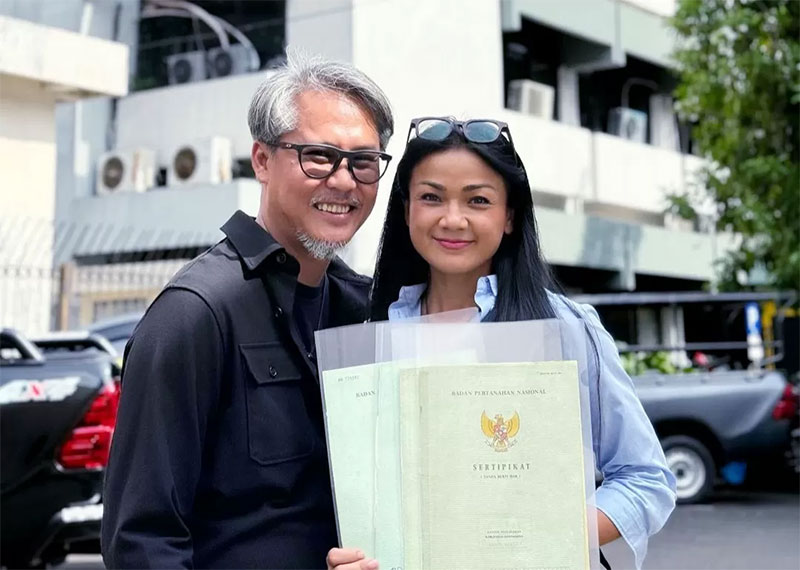 Nirina Zubir didampingi suaminya dengan sertifikat yang sempat digelapkan mantan ART ibunya dan oknum notaris.