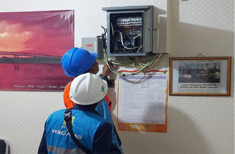 Petugas PLN UP3 Rengat mengecek pasokan arus listrik di salah satu kantor penyelenggara Pemilu 2024, Rabu (14/2/2024).