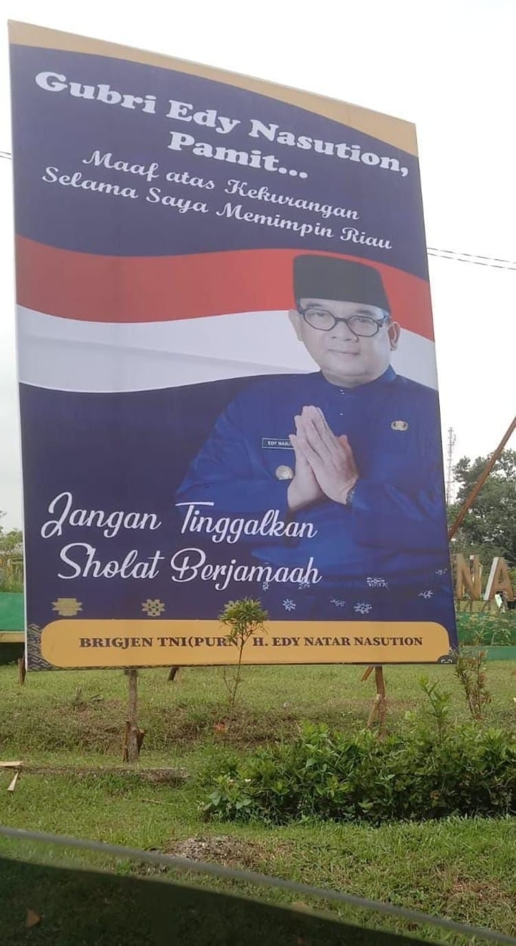 Spanduk pamitan Gubri Edy Natar dan imbauan untuk Salat Subuh berjamaah.