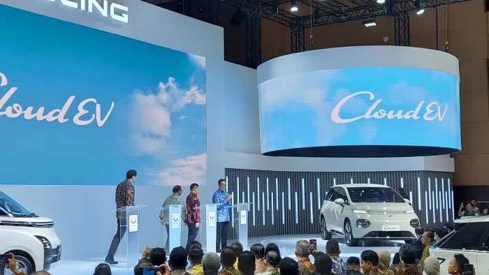 Wuling Motors (Wuling) menampilkan eksterior dan interior kendaraan listrik terbarunya, Cloud EV, untuk pertama kalinya di Indonesia International Motor Show (IIMS) 2024.