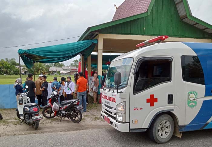 Tim Diskes Siak mobile mengantisipasi KPPS maupun pemilih yang sakit di setiap TPS di Kabupaten Siak, Rabu (14/2/2024).