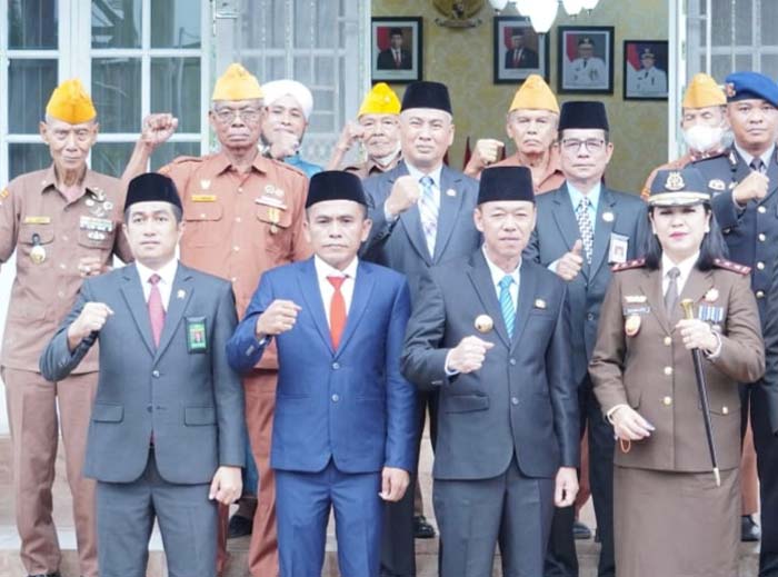 Ketua DPRD Rohil Maston SH foto bersama Forkopimda Rohil dan kalangan veteran di Bagansiapiapi, beberapa waktu lalu.