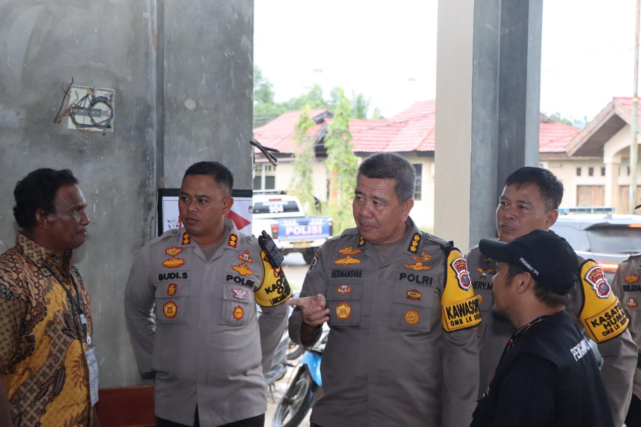 Kapolres Rohul AKBP Budi Setiyono SIK (kanan) mendampingi Irwasda Polda Riau AKBP Hermansyah SH SIK dan Kabid Humas Polda Riau AKBP Heri Murwono SSt MK meninjau TPS di Rohul, Rabu (14/2/2024).